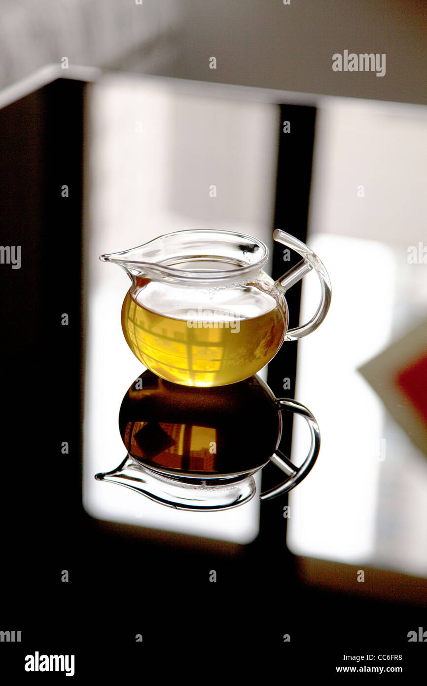 Teiera in vetro con tè, Cina Foto Stock