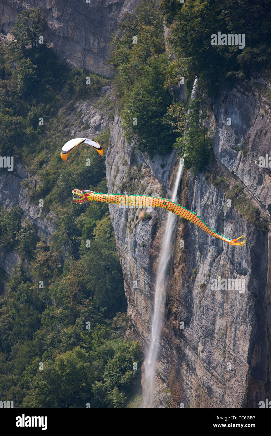 Shanghai Dragon: Parapendio trainare un banner tubolare lungo 40 metri a St-Hilaire: Il più grande evento di volo libero del mondo. Auvergne-Rhône-Alpes, Franc Foto Stock