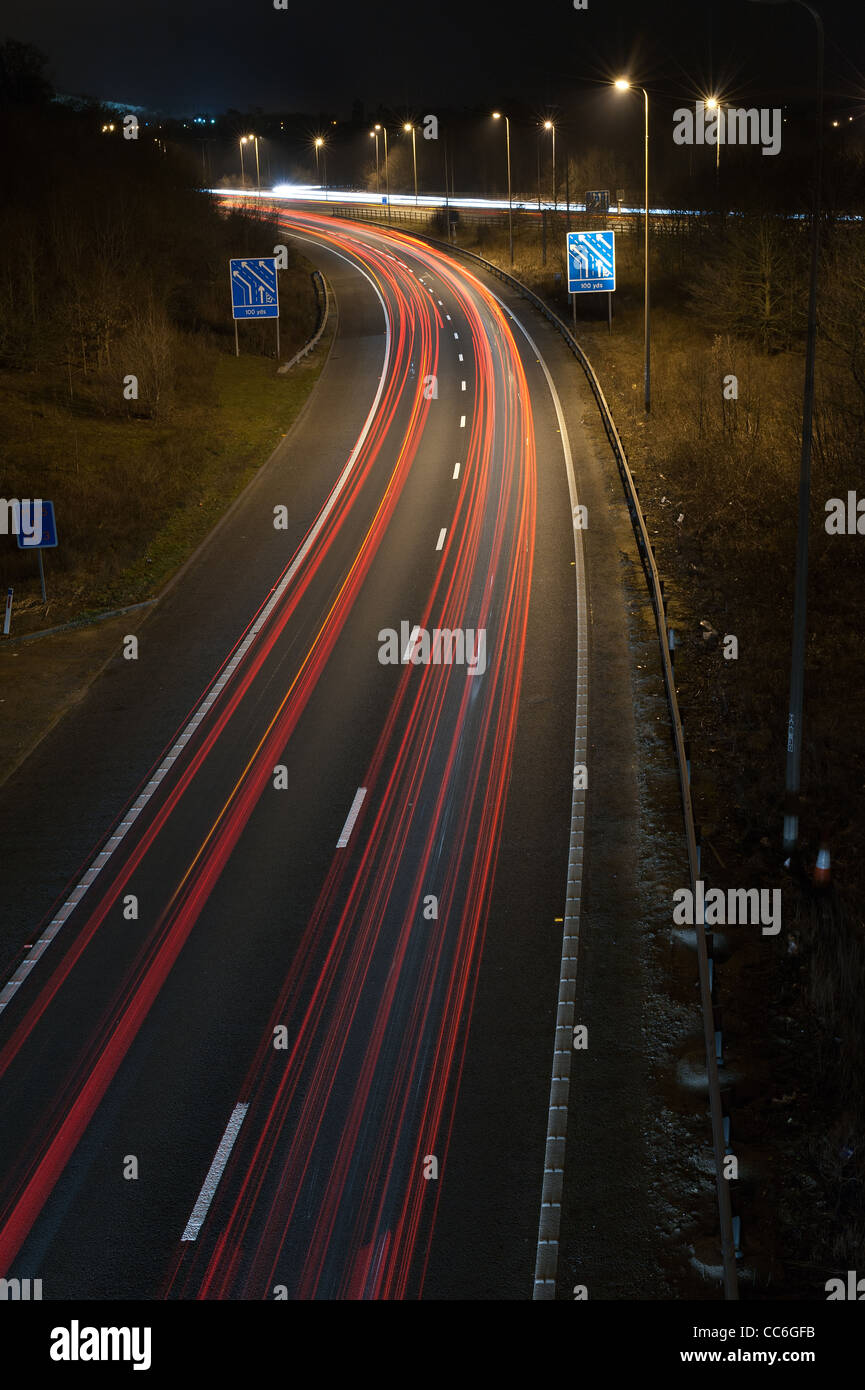 Libero di defluire il traffico in autostrada di notte i veicoli hanno lasciato percorsi a M25 M26 a21 a doppia corsia del cavalcavia di giunzione bridge Foto Stock