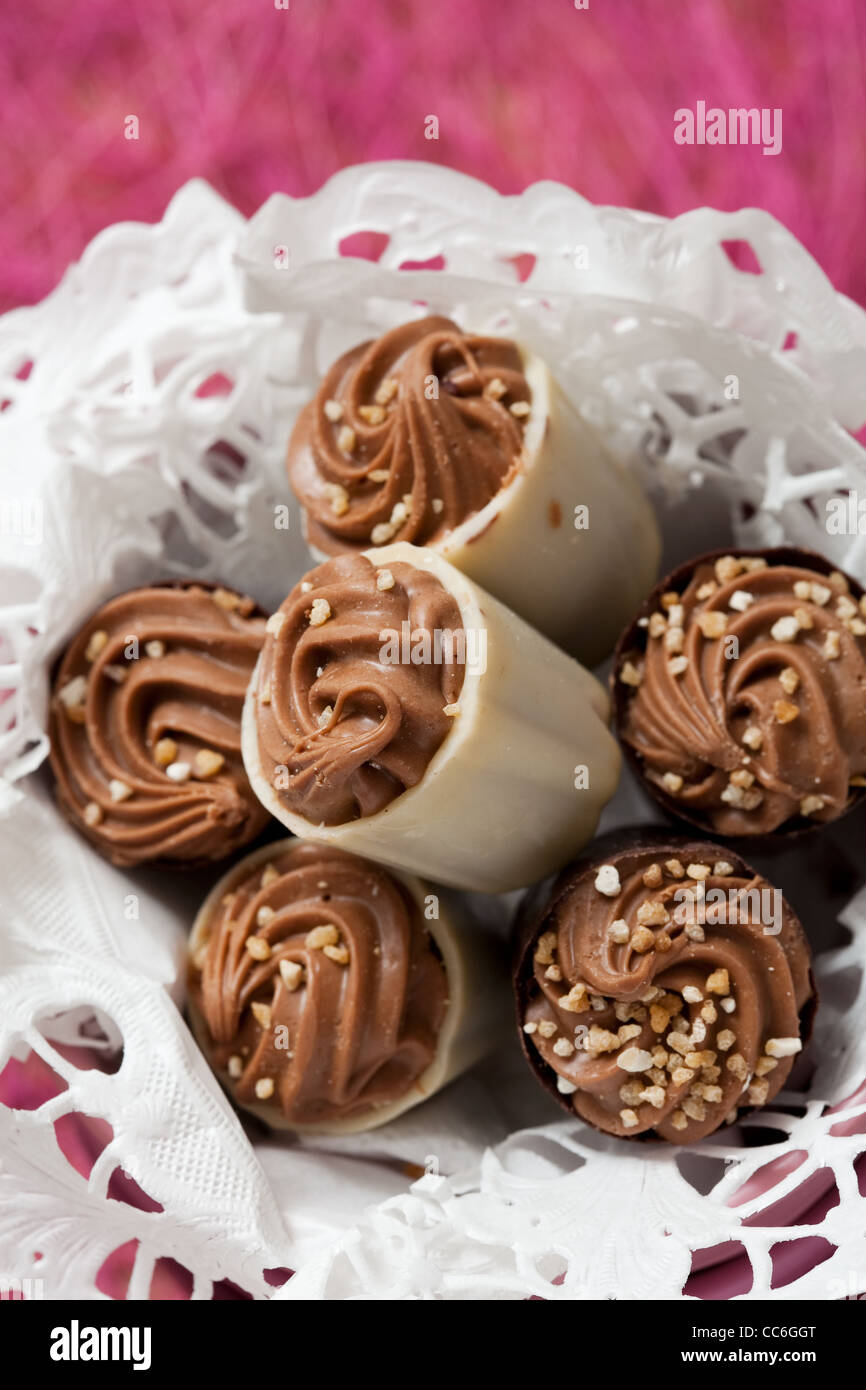 Close-up di deliziose praline di cioccolato. Studio shot. Foto Stock