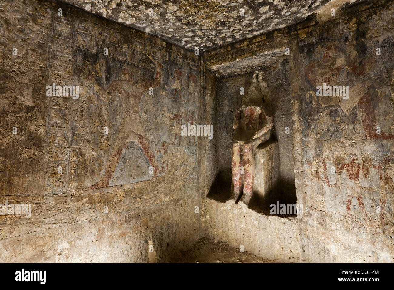 Rilievi e santuario nel Vecchio Regno tomba di Ni Ankh Pepy Kem a Meir , a nord ovest di Asyut in Medio Egitto Foto Stock