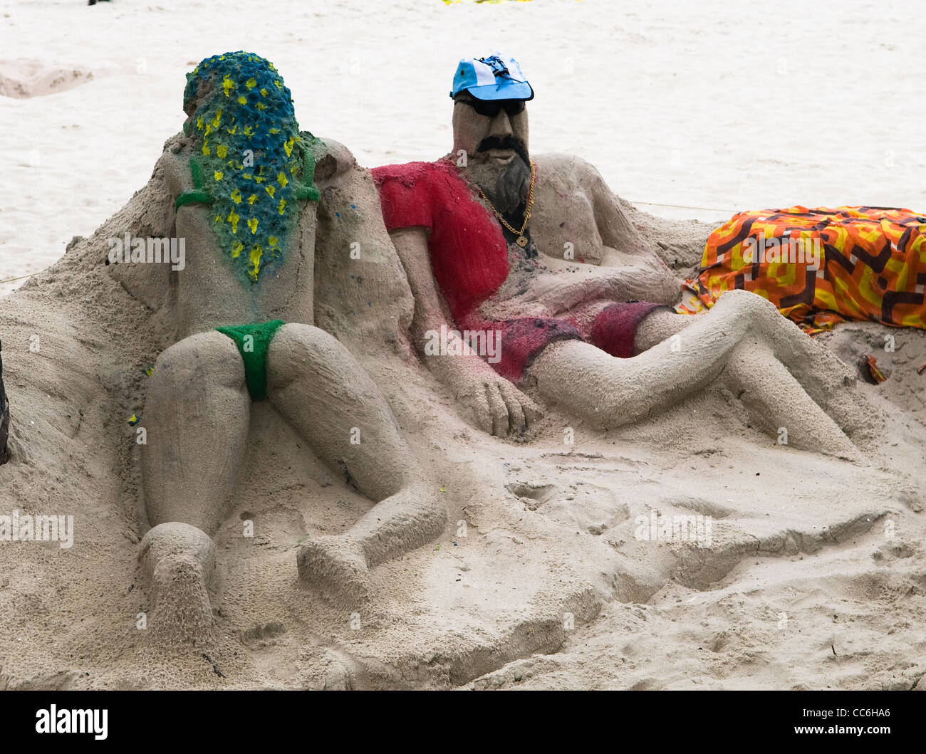 Figure di sabbia sulla spiaggia di Copacabana a Rio de Janeiro. Foto Stock