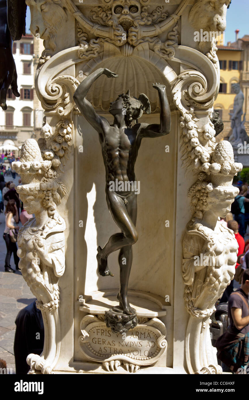 Mercurio in bronzo, Loggia dei Lanzi, Firenze. Parte del piedistallo in marmo di Benvenuto Cellini supporto statua in bronzo del Perseo. Foto Stock