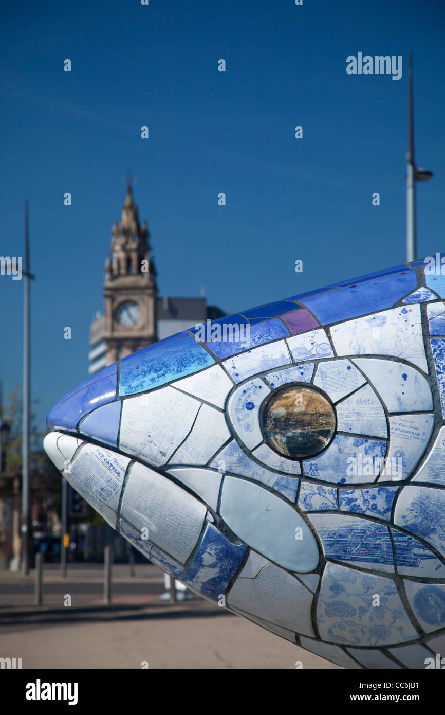 " Il grande pesce' scultura di salmone da John gentilezza, Lungomare di Belfast, Belfast, County Antrim, Irlanda del Nord. Foto Stock