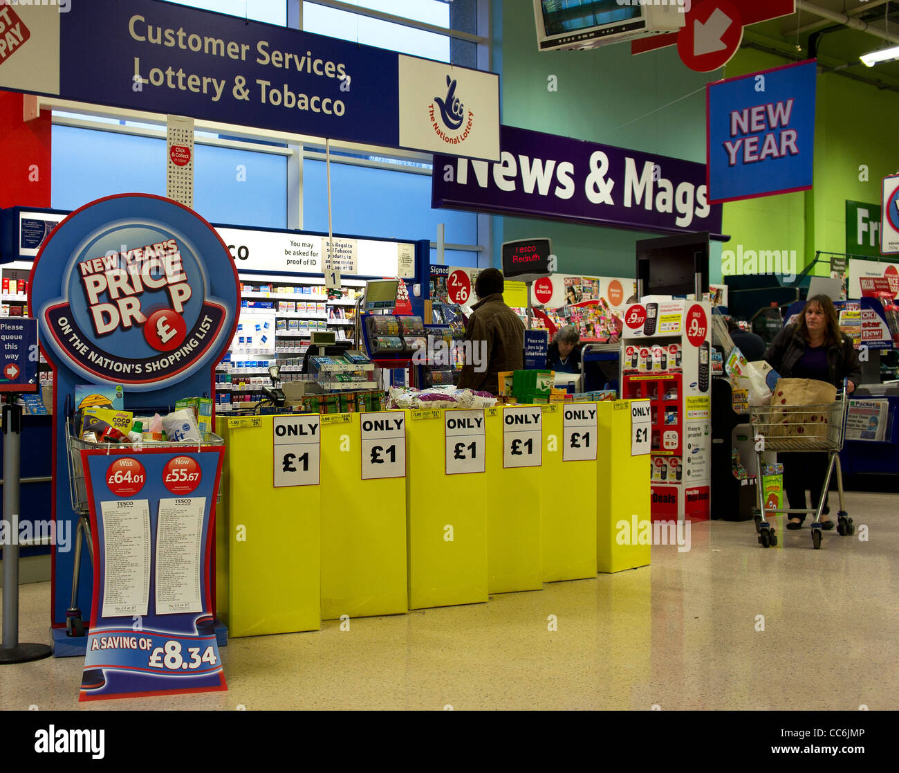 All'interno di un negozio Tesco uk Foto Stock