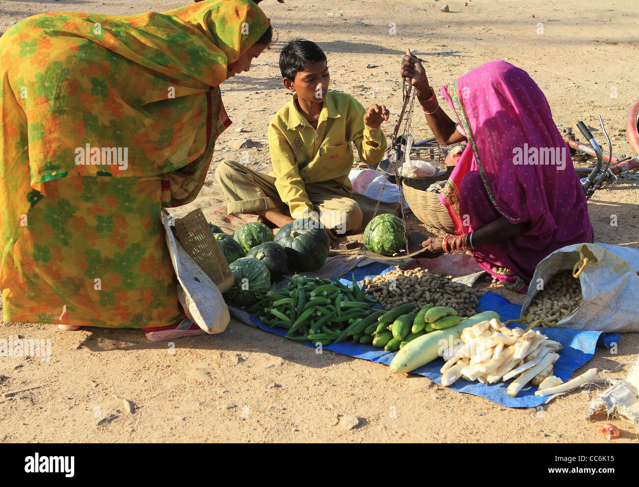 Le donne indiane in sari tradizionale presso il villaggio mercato. Khajurahi. Foto Stock