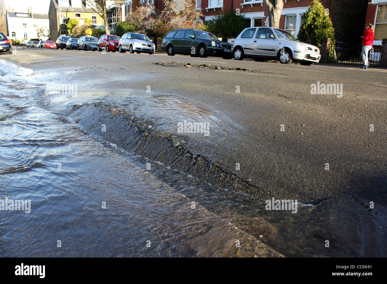 Acqua di burst sulla principale strada di Londra Foto Stock