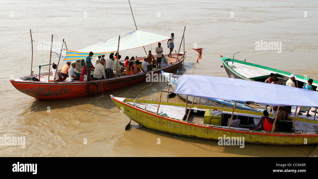Tradizionali barche di legno sul fiume Gange a Varanassi Foto Stock