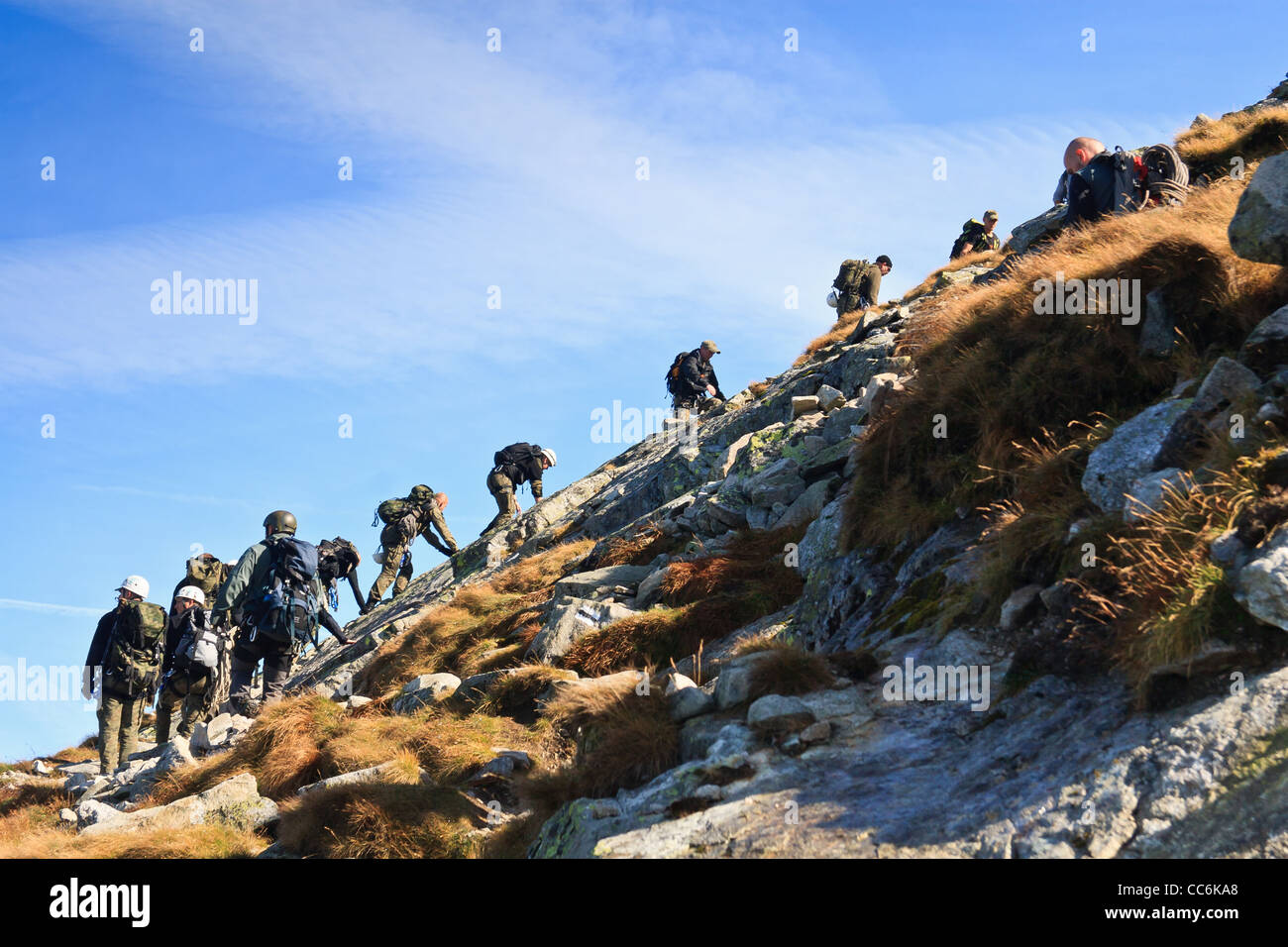 Un gruppo di alpinisti su un crinale. Parco nazionale dei Alti Tatra, Polonia. Foto Stock