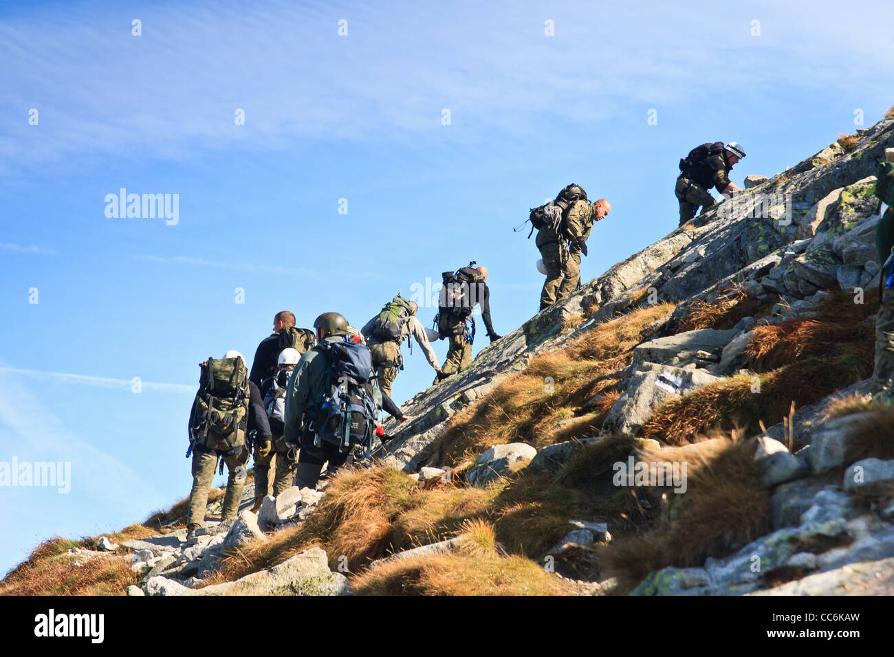 Un gruppo di alpinisti su un crinale. Parco nazionale dei Alti Tatra, Polonia. Foto Stock