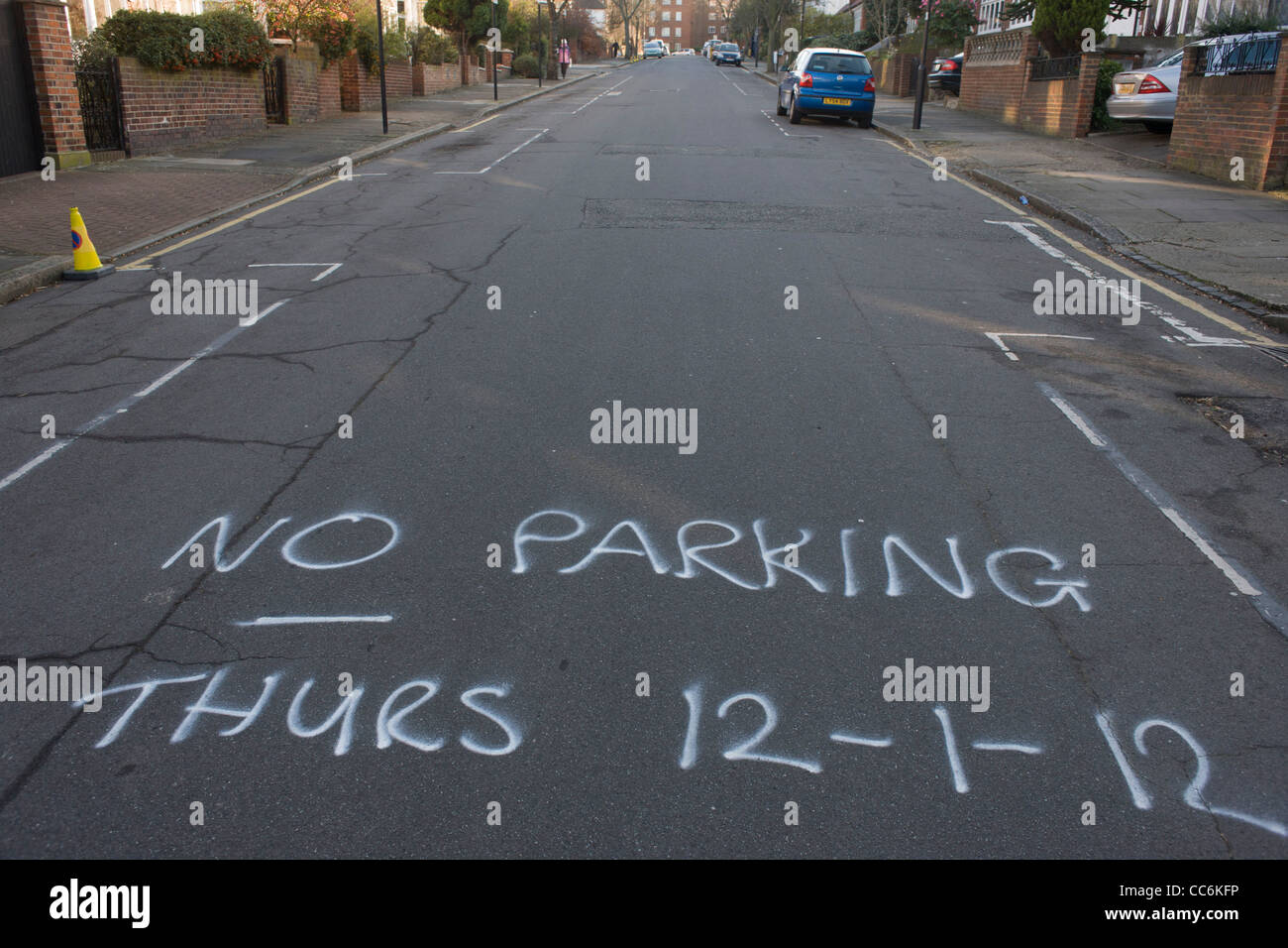 Spruzzare le date previste per il prossimo Consiglio roadworks spruzzata su una zona residenziale London street. Foto Stock