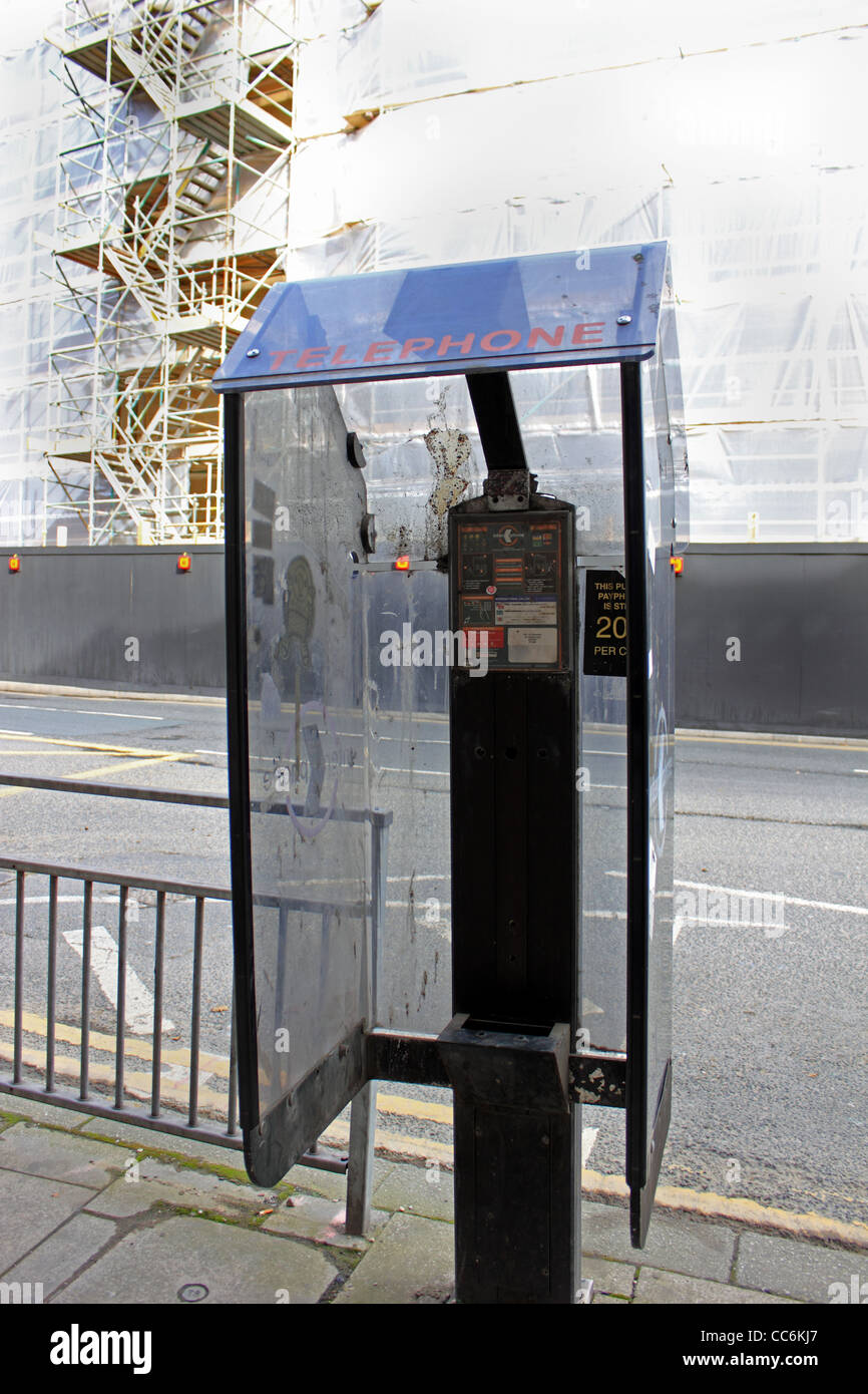 Abbandonato phone booth in Leeds City Centre Foto Stock