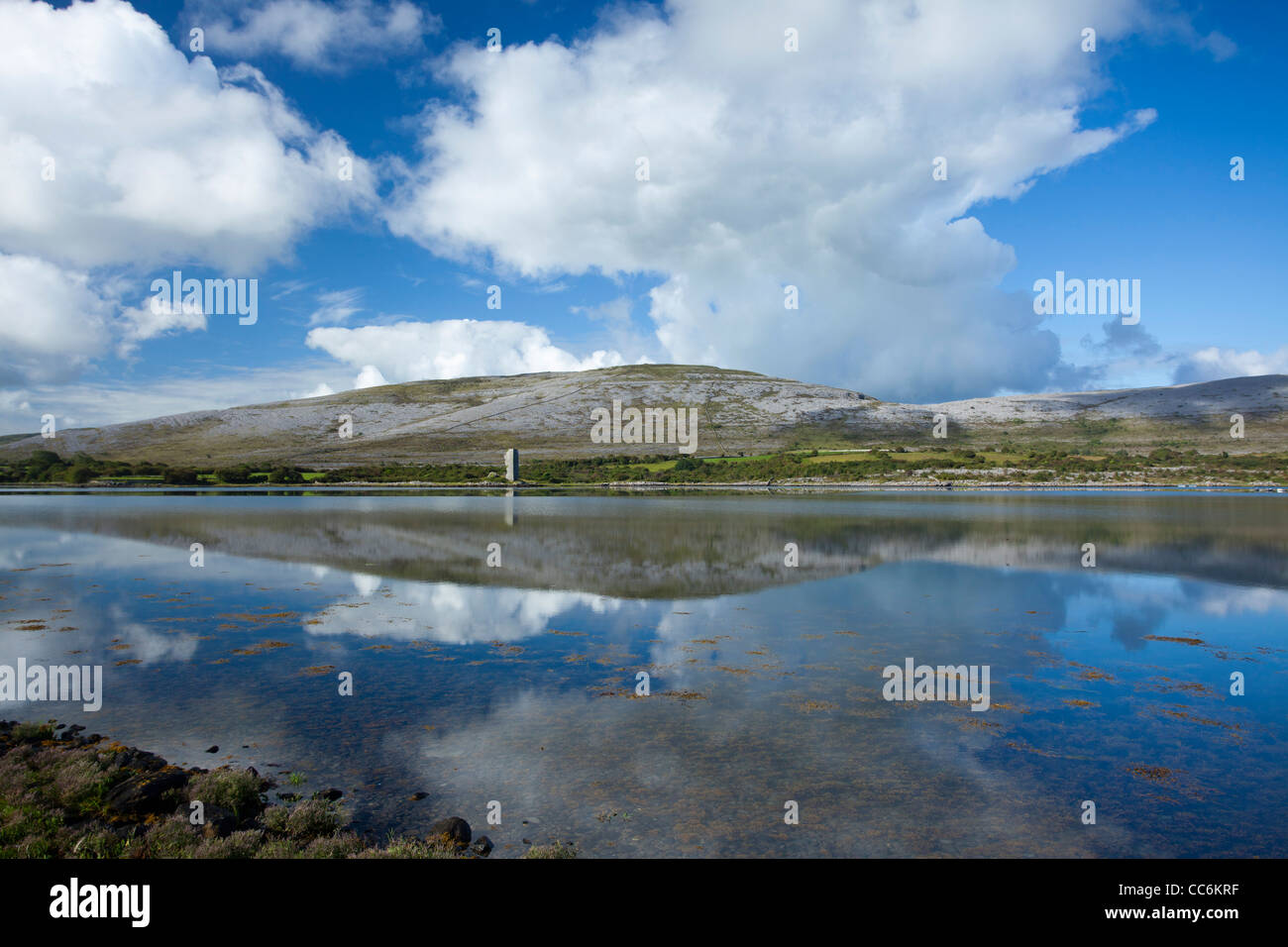 Il paesaggio di pietra calcarea del Burren riflessa nella baia di Ballyvaughan, County Clare, Irlanda. Foto Stock