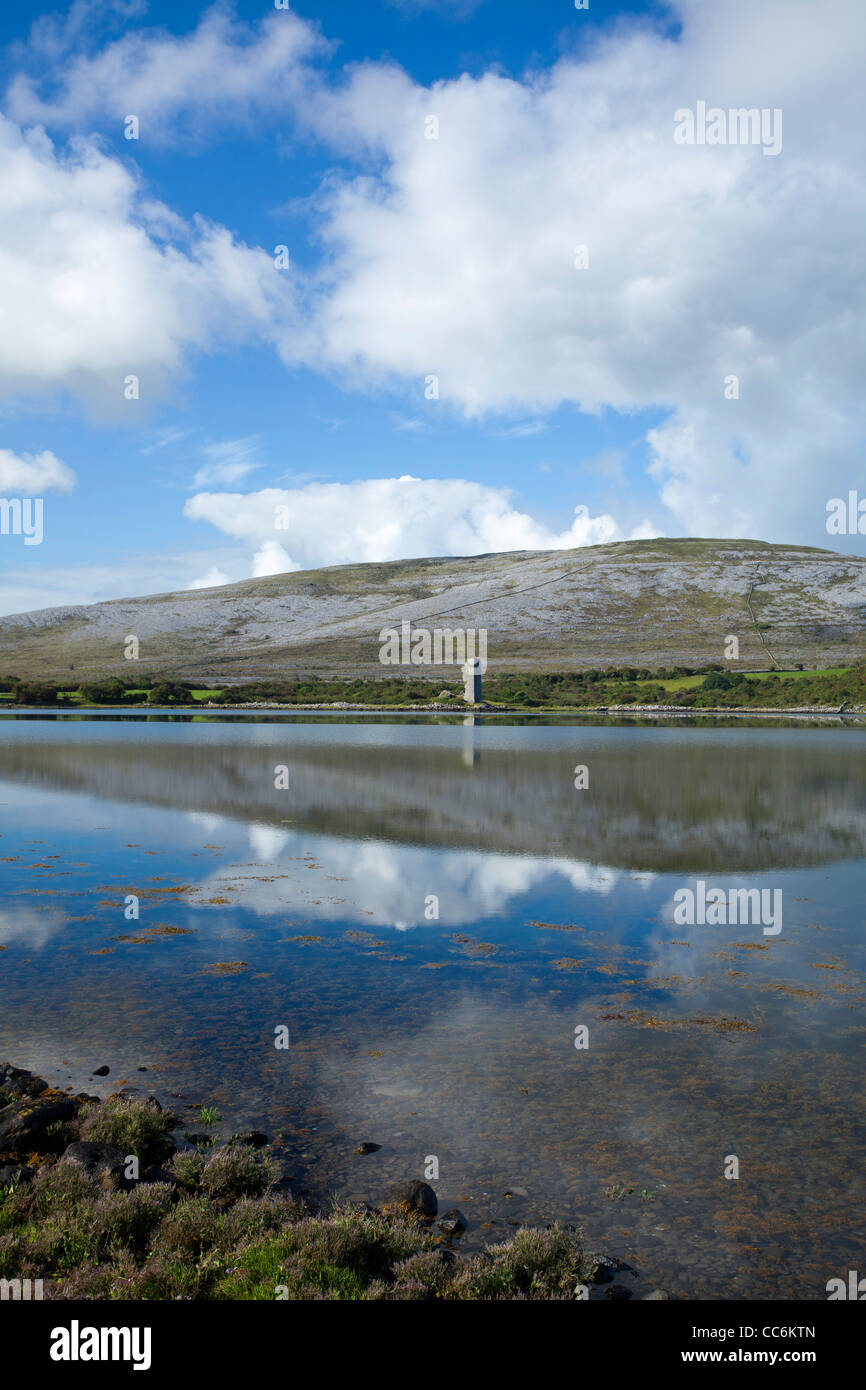 Il paesaggio di pietra calcarea del Burren riflessa nella baia di Ballyvaughan, County Clare, Irlanda. Foto Stock