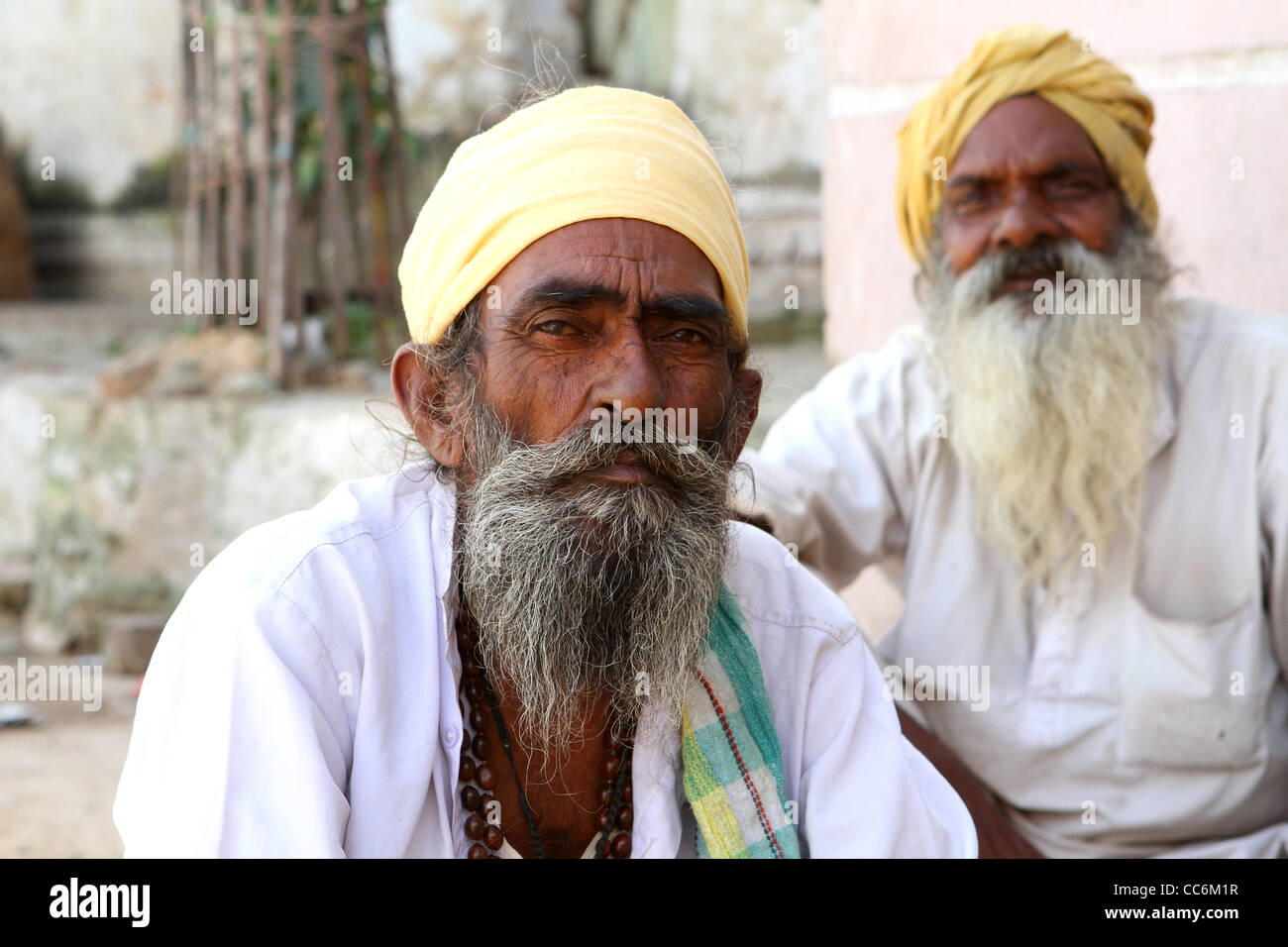 Due indiani barbuto uomini santi. Pushkar. Il Rajasthan. India Foto Stock