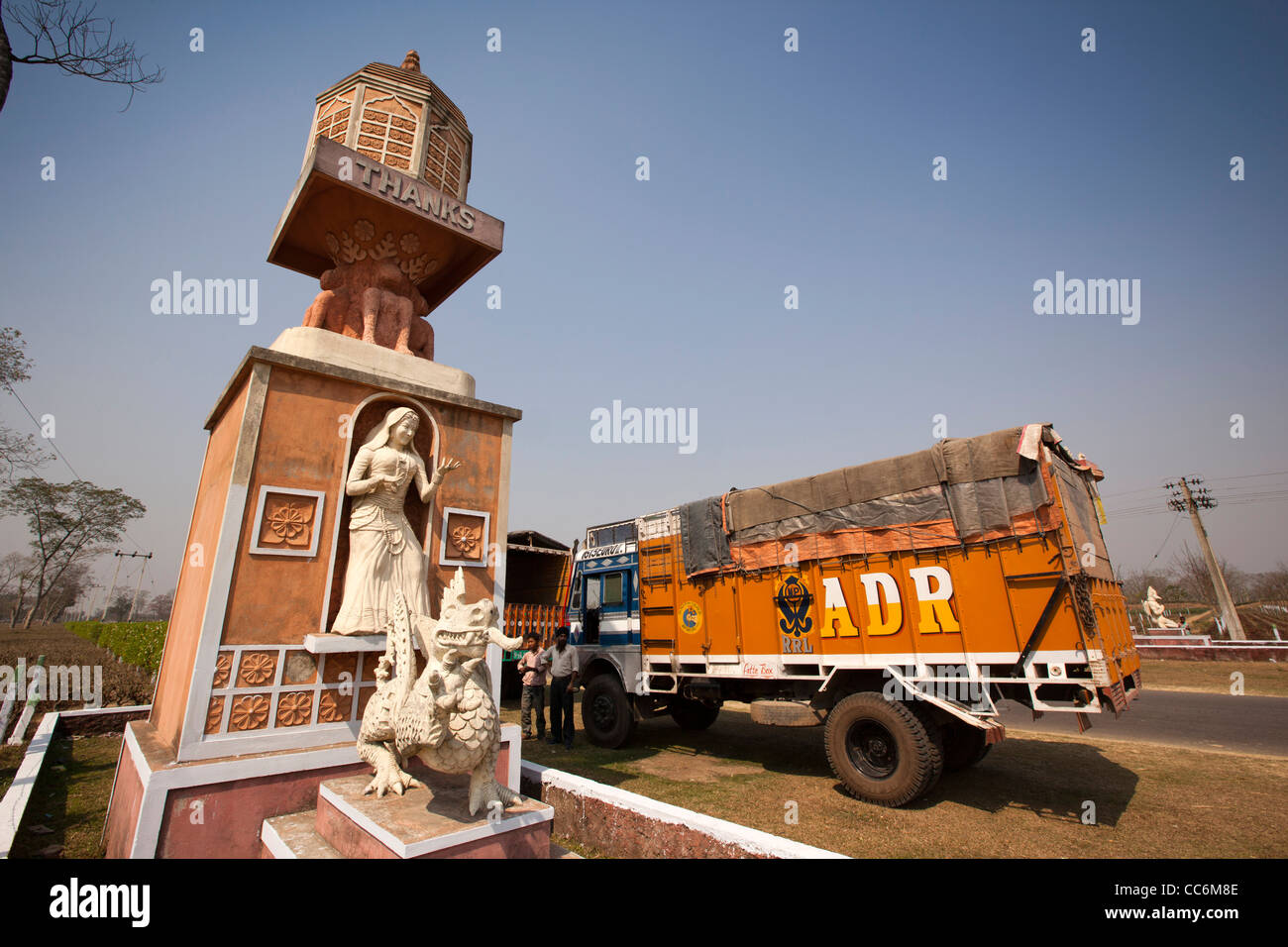 India, Assam, Tezpur, camion parcheggiato a Vittoria torri accanto la piantagione di tè Foto Stock