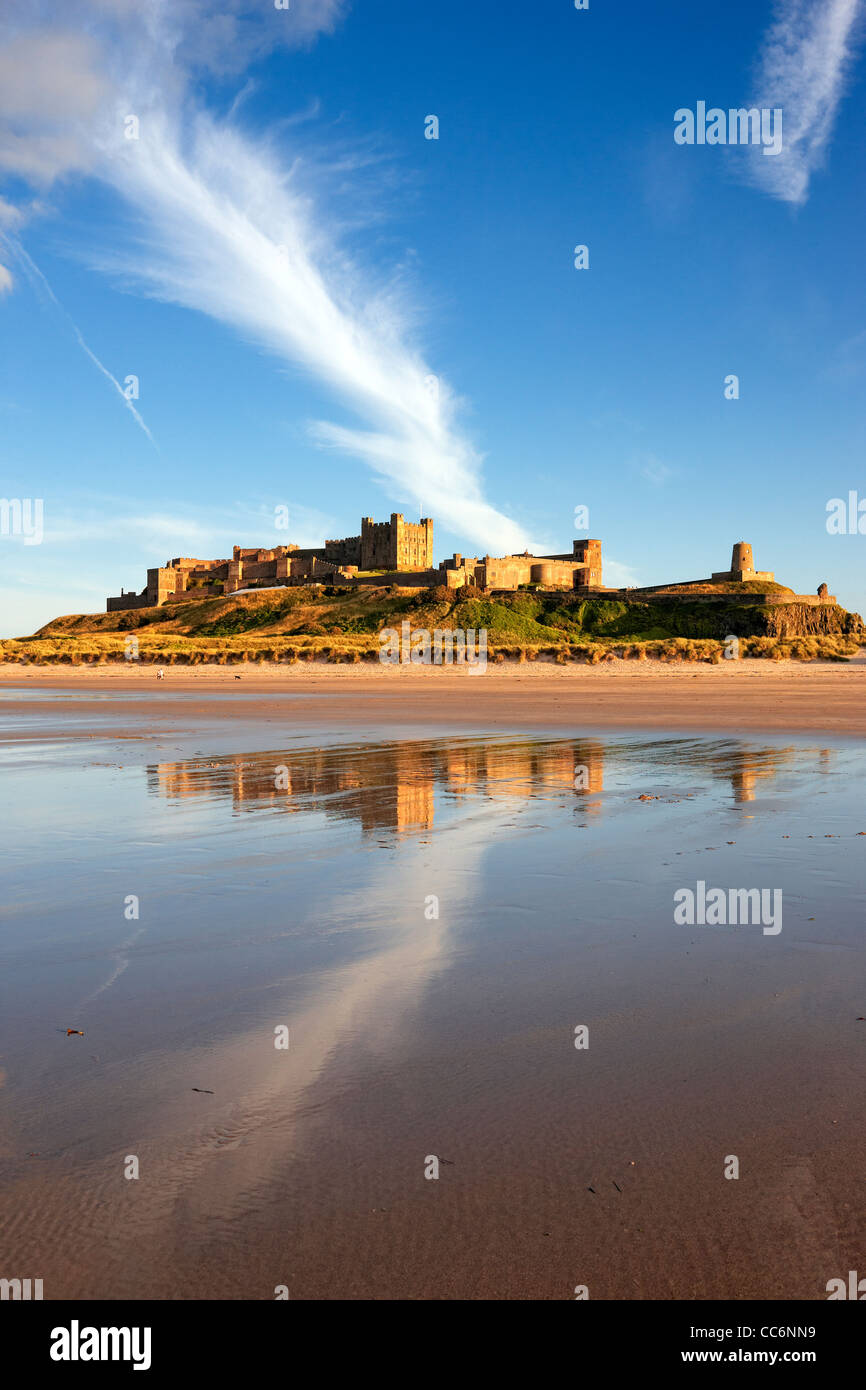 Il castello di Bamburgh, in tarda serata. Estate Regno Unito Foto Stock