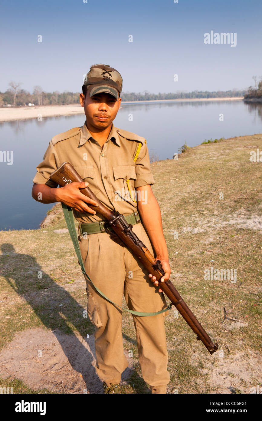 India, Assam, Potasali, Nameri National Park, operaio armati con Lee Enfield rifle accanto al fiume Jia-Bhoroli Foto Stock