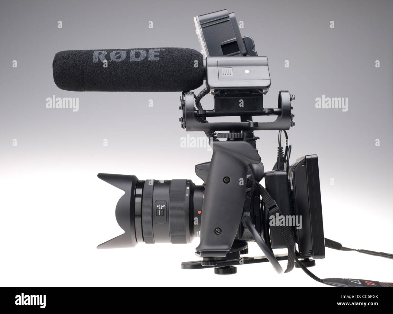 Sony Alpha 77 HD video rig con LED telecamera luce superiore, Røde VideoMic microfono e 7 pollici di grandi monitor HD per inquadratura. Foto Stock