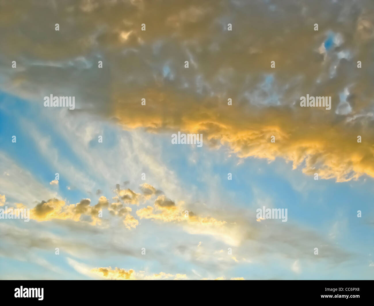 Da sole giallo illuminato le nuvole nel cielo blu Foto Stock