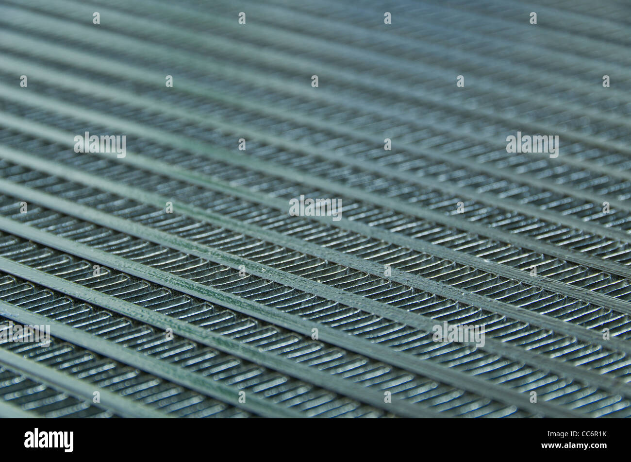 Un primo piano di un nero dello scambiatore di calore olio idraulico Foto Stock