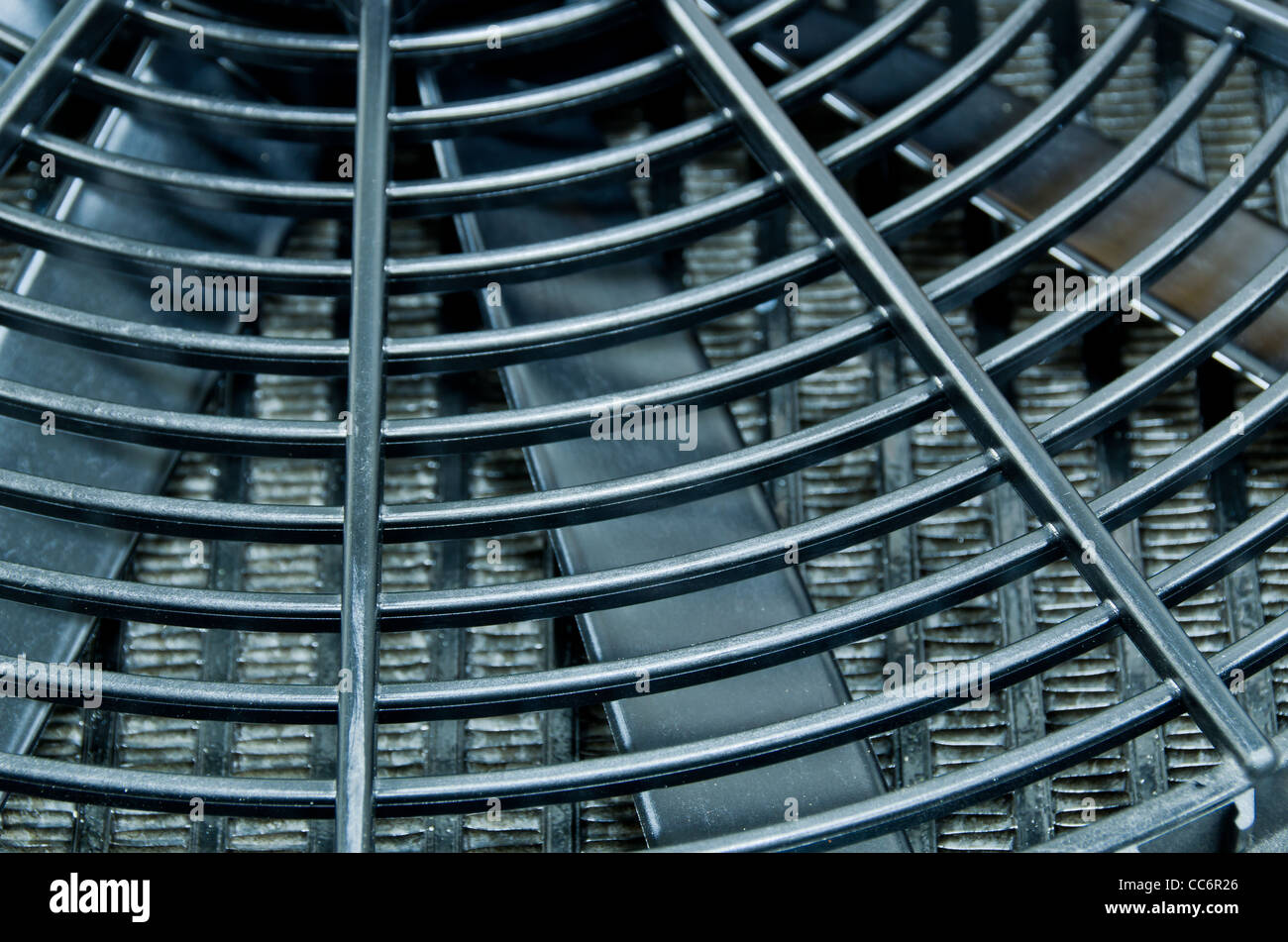 Un primo piano di un nero dello scambiatore di calore olio idraulico Foto Stock