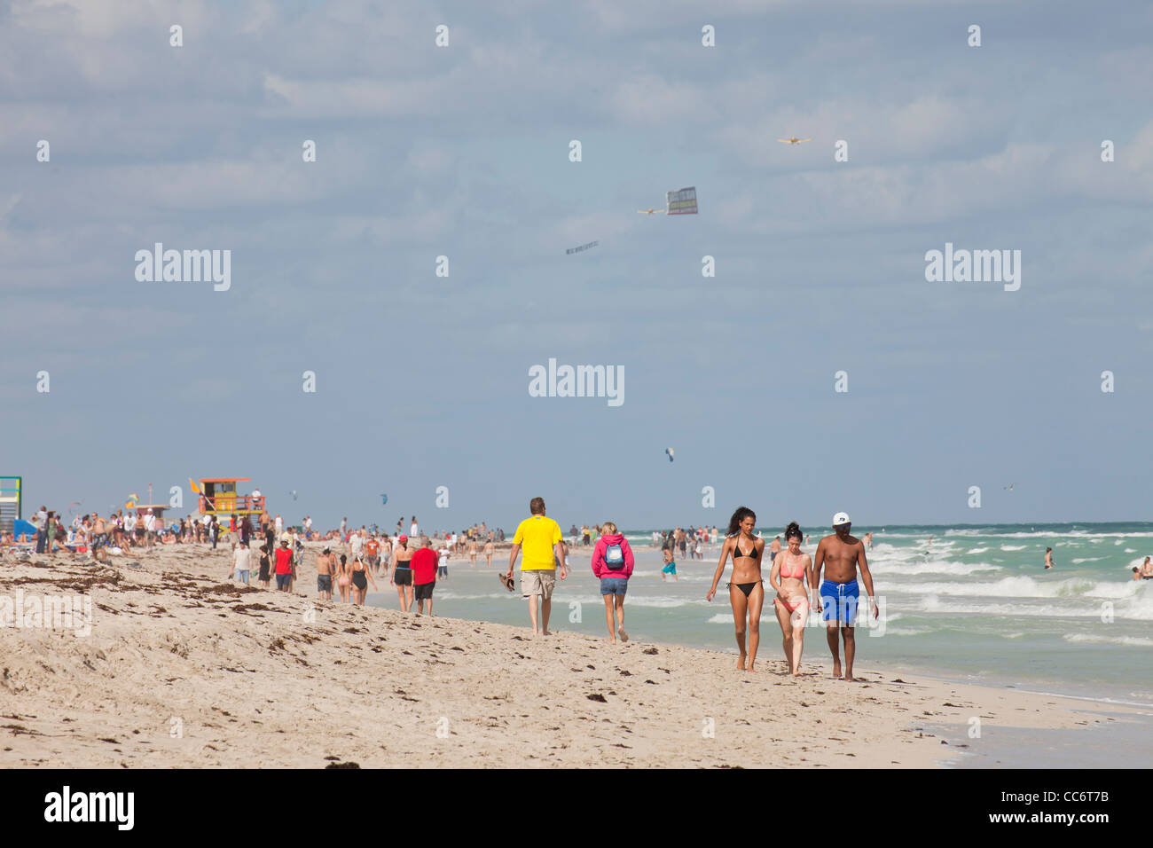 I turisti in spiaggia, South Beach, Miami, Florida, Stati Uniti d'America Foto Stock