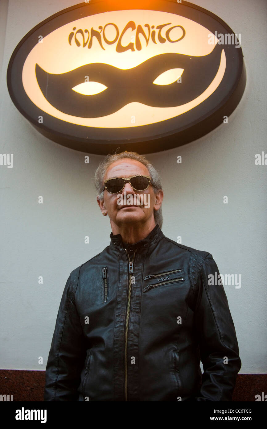 Österrreich, Wien 9, Lustkandlgasse 4, Inkognito Bar. Barbesitzer Carlo Baher. Die Inkognito Bar Treff ist der Wiener Rockmusik Foto Stock