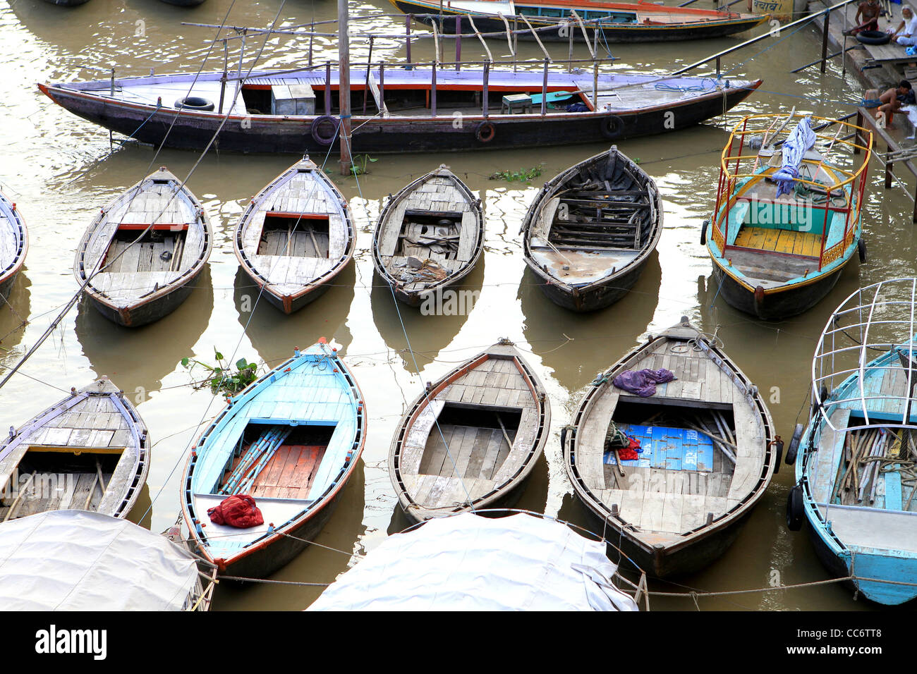 Indiani tradizionali barche di legno sul fiume Gange a Varanassi. India Foto Stock