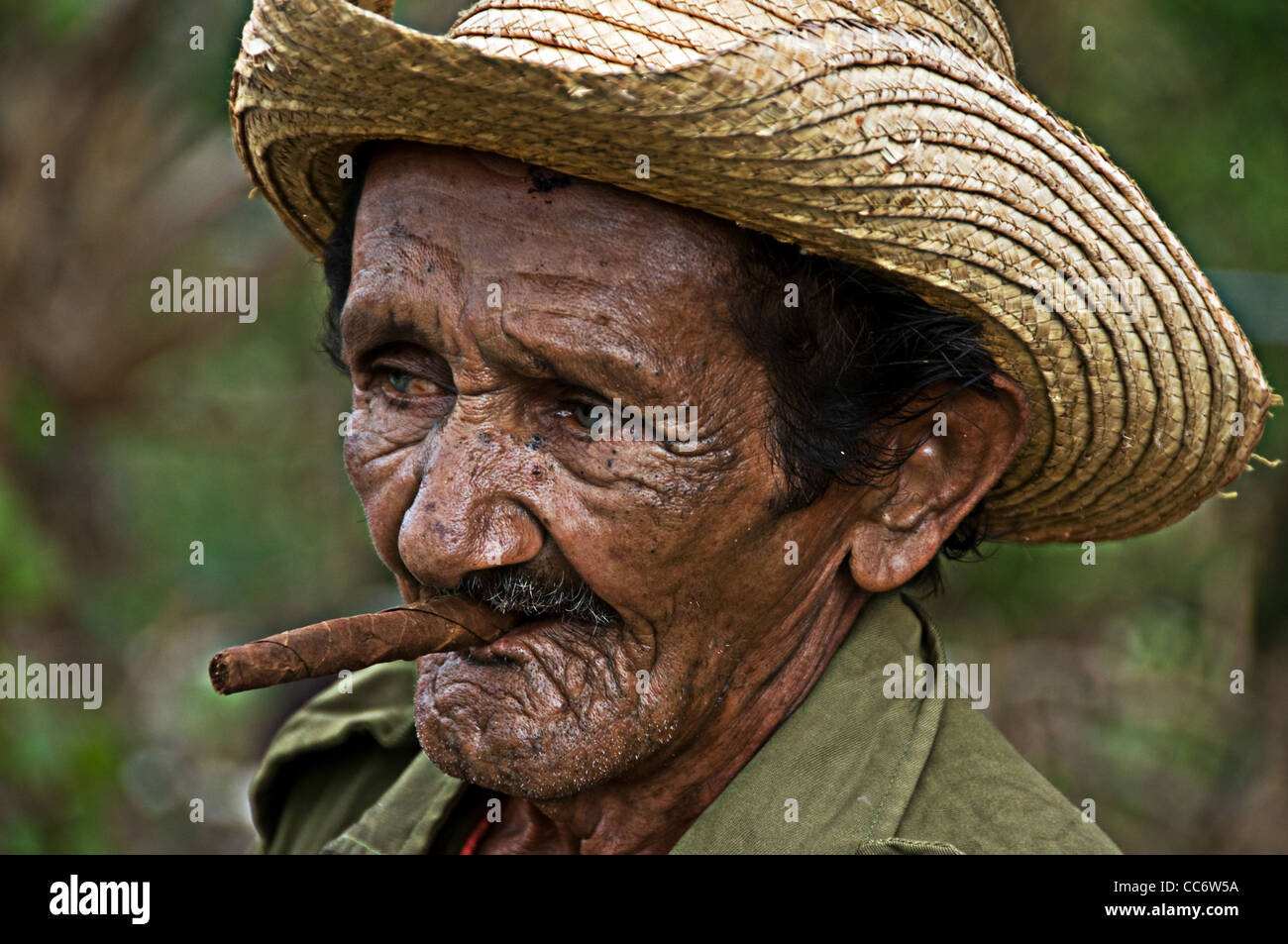 Il vecchio contadino cubano con un sigaro, Vinales, Cuba Foto Stock
