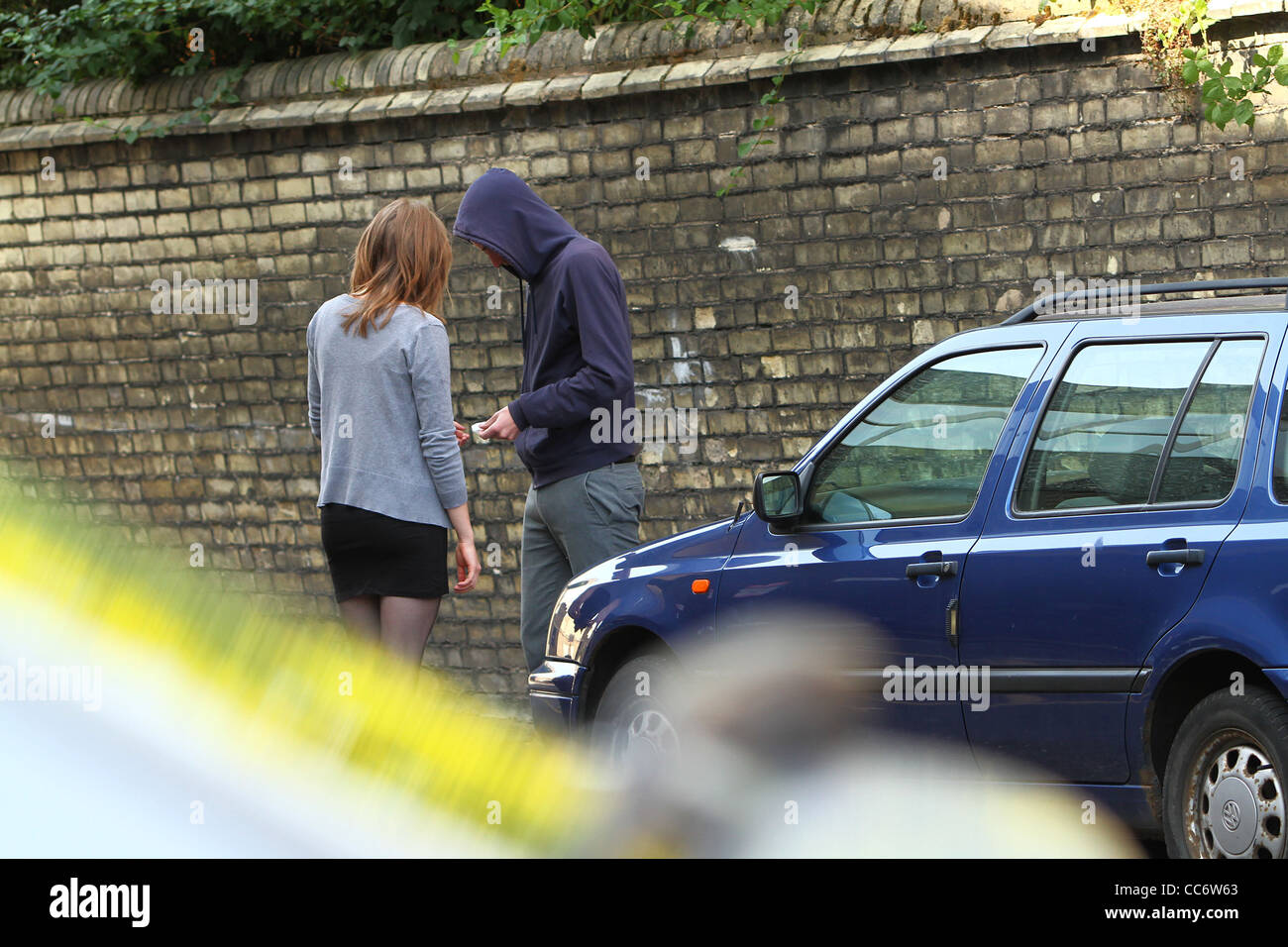 Uno spacciatore di droga si occupa di una giovane donna su un Cambridge Street (Mock up picture) Foto Stock