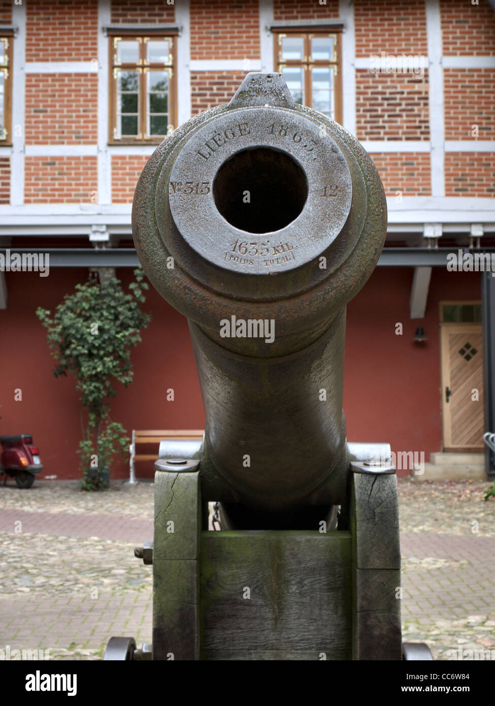 Cannone in corte di Winsen Castello, Winsen Luhe, Germania. Foto Stock