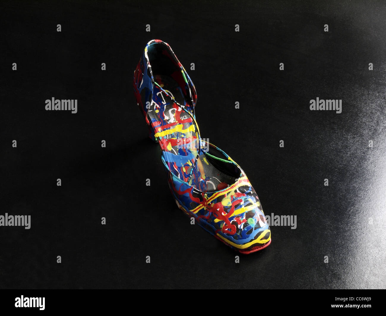 Una scarpa funky dipinte dall'artista Ukki Ukleya. Foto Stock