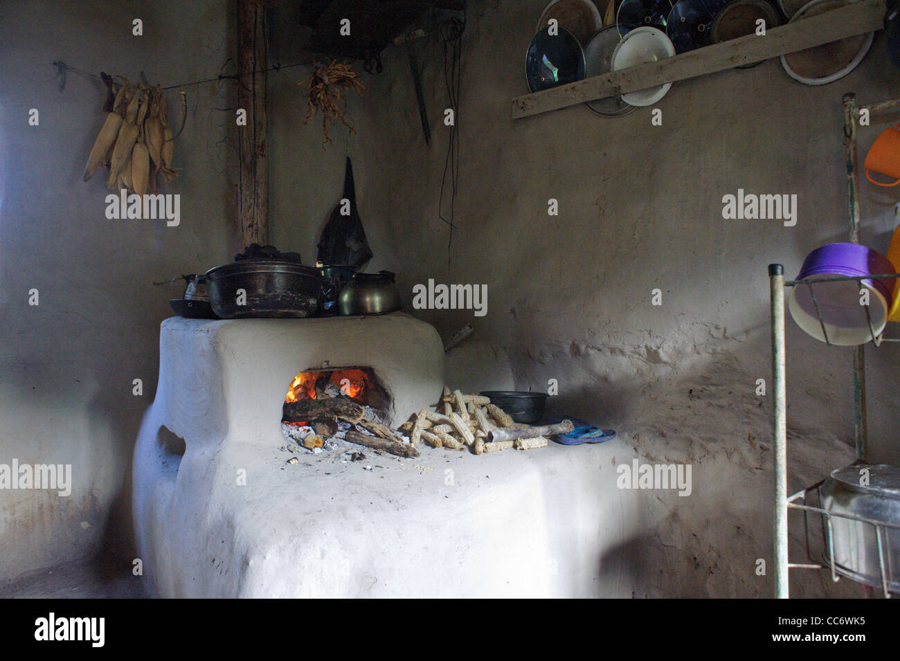 Nuovo combustibile efficiente stufa in poveri campesino casa in Honduras Foto Stock