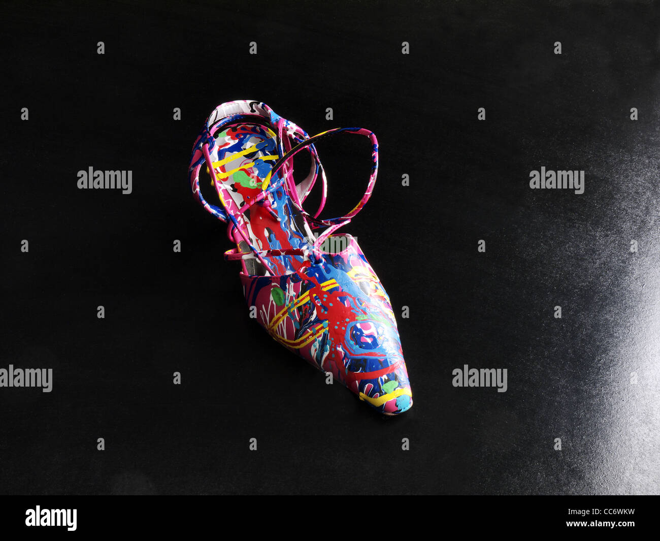 Una scarpa funky dipinte dall'artista Ukki Ukleya. Foto Stock