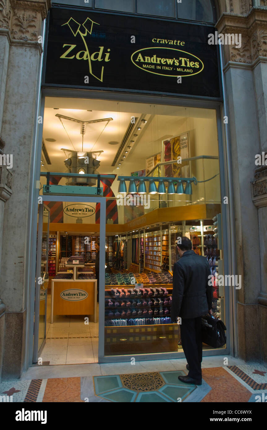 Negozio di vendita cravatte Galleria Vittorio Emanuele II centro shopping a  Piazza del Duomo Milano centrale e la regione Lombardia Italia Foto stock -  Alamy