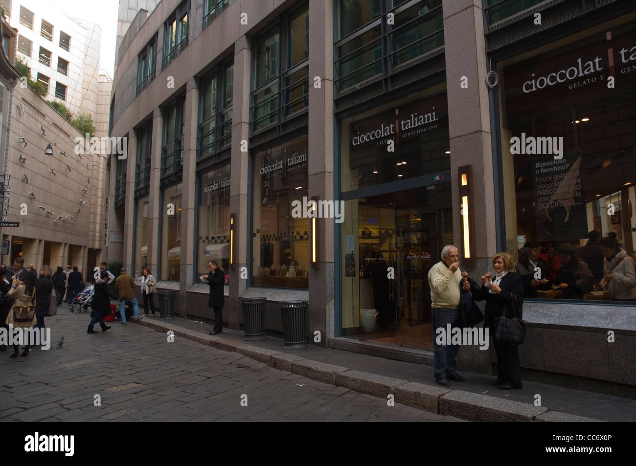 Cioccolat Italiani gelateria Via San Raffaele street centro storico Milano centrale e la regione Lombardia Italia Europa Foto Stock