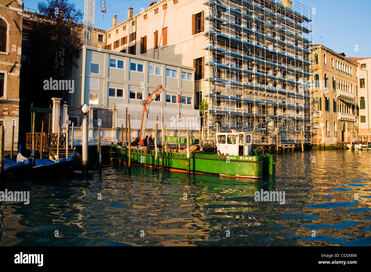 Le riparazioni di rinnovamento essendo effettuata su un palazzo sul Canal Grande Foto Stock