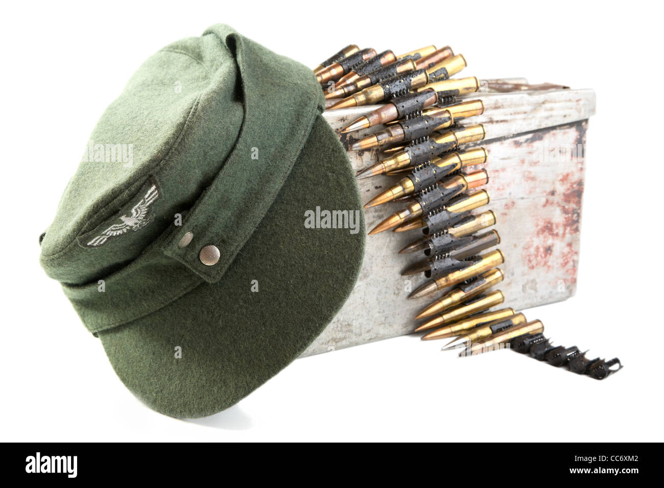 Kepi del soldato tedesco e machine-gun nastro su sfondo bianco Foto Stock