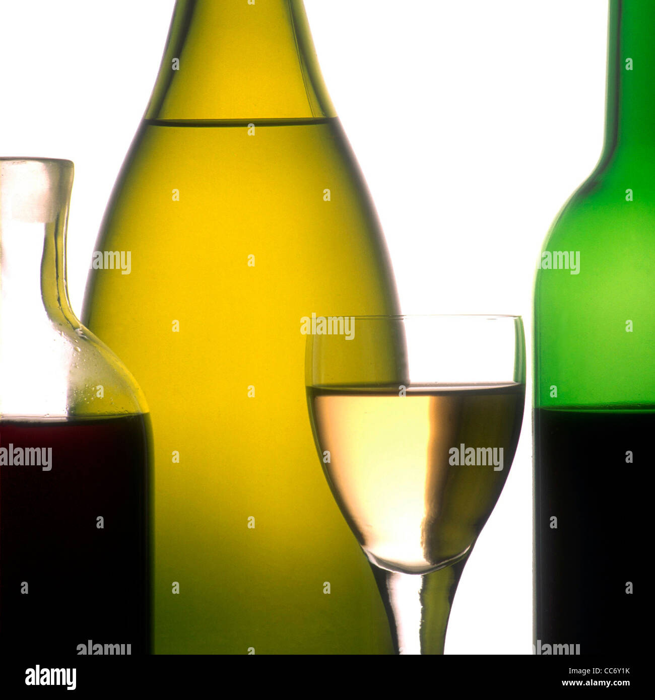Bicchiere di vino e bottiglie - rosso e bianco Foto Stock