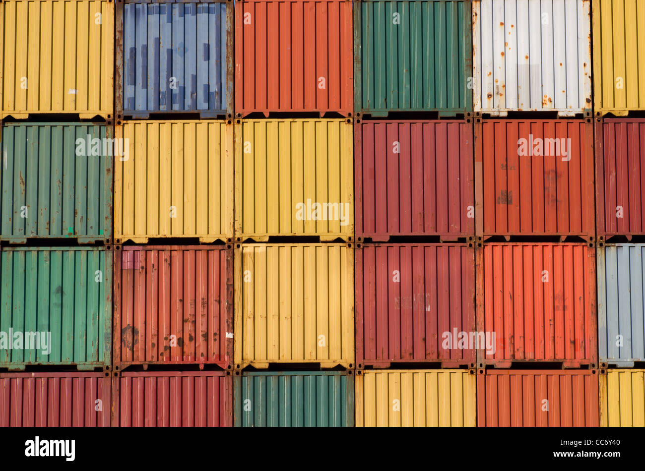 Un sacco di coloratissimi nave cargo contenitori impilati in un porto. Foto Stock