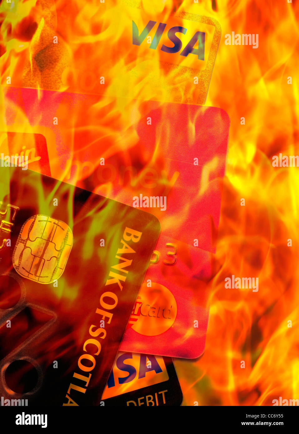 Concetto di immagine del Regno Unito le carte di credito e di debito sul fuoco con fiamma arancione Foto Stock