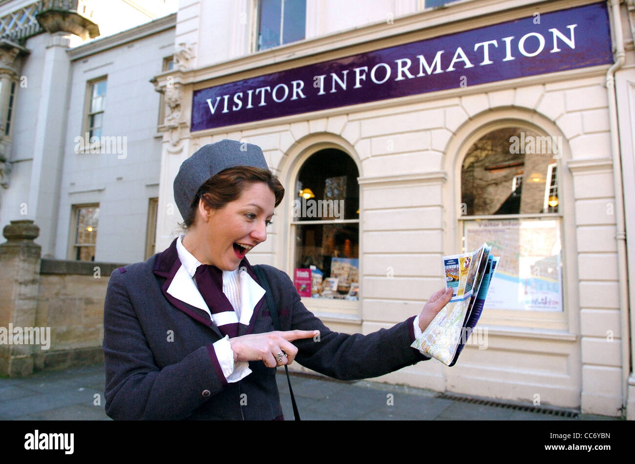 Karen promette Anthony con l aiuto di una mappa trova la sua strada per il nuovo Centro Informazioni Visitatori Brighton Foto Stock