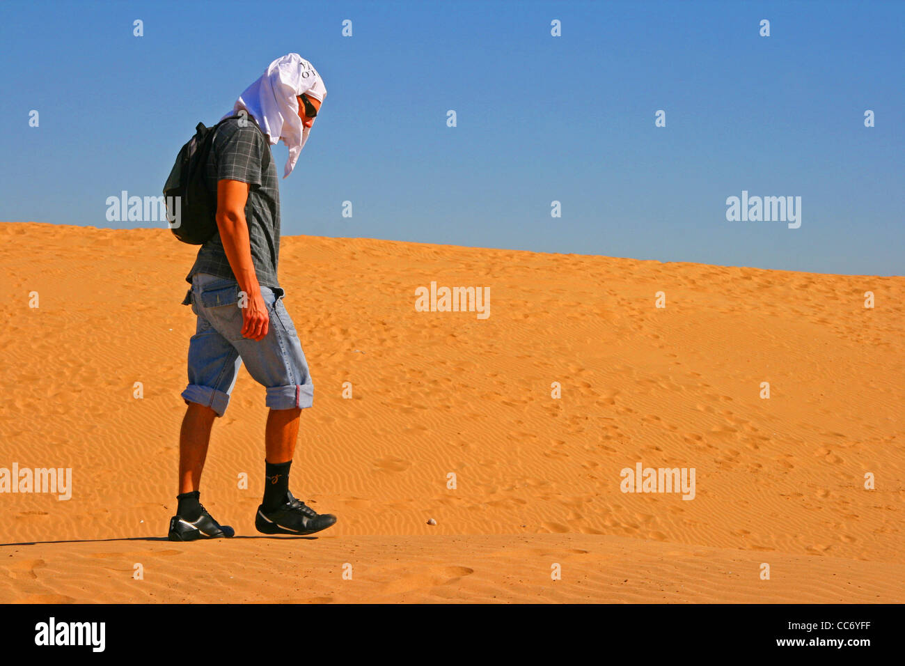 Un ragazzo cammina sul del Sahara Sands, Marocco. Foto Stock
