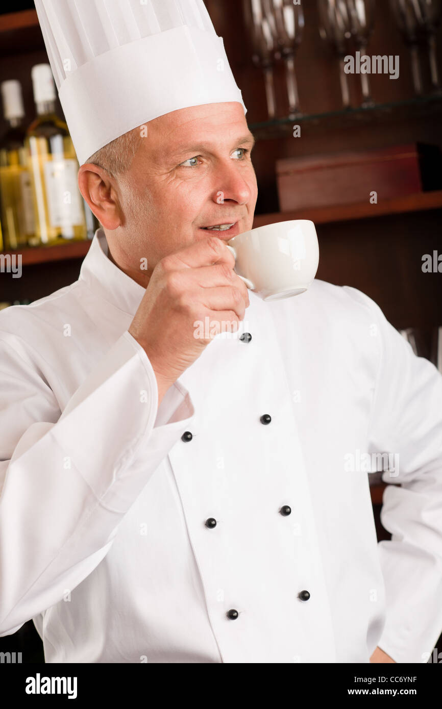 Chef di cucina pausa di relax gustatevi una tazza di caffè nel ristorante Foto Stock