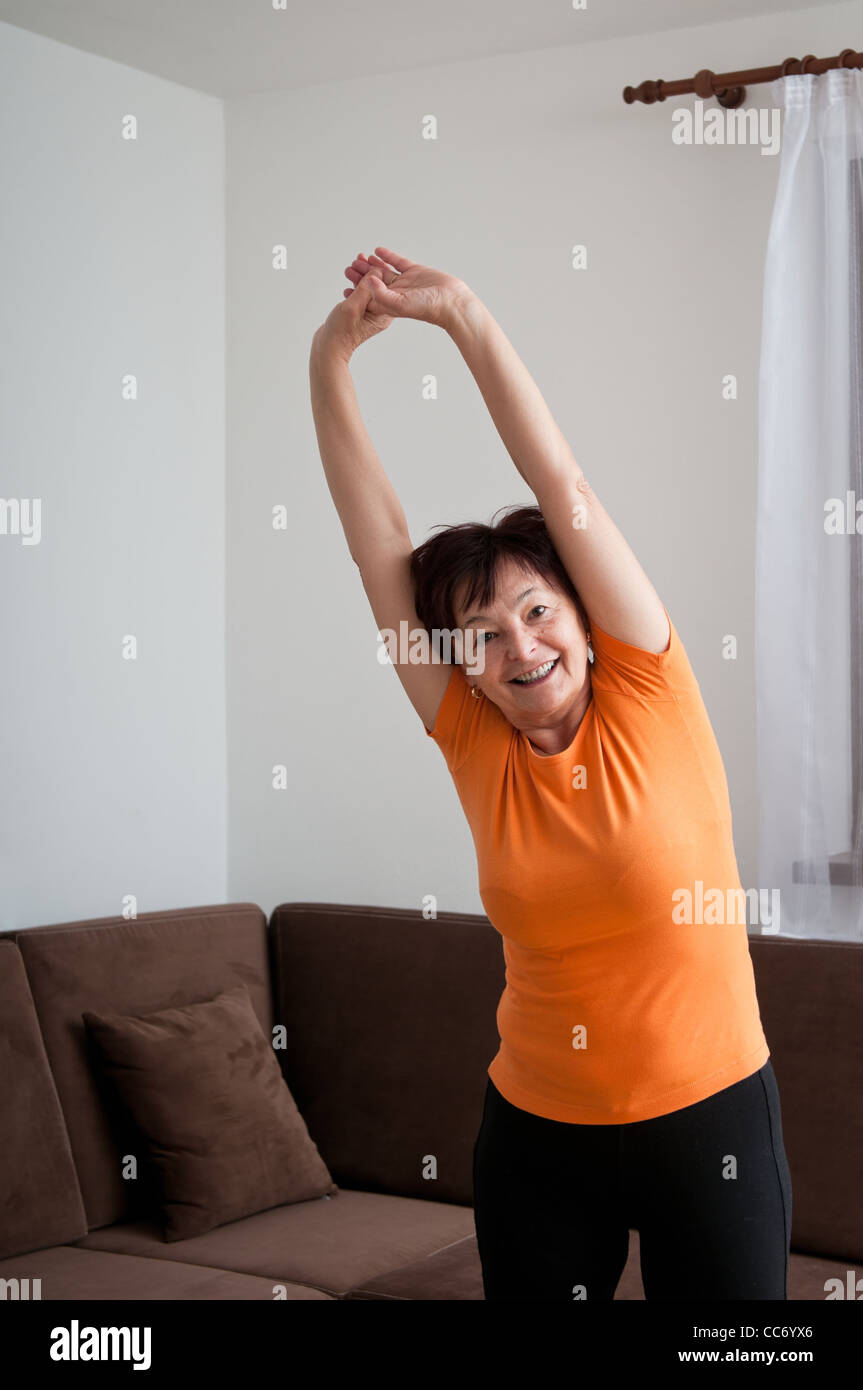 Senior donna fitness esercizio a casa Foto Stock