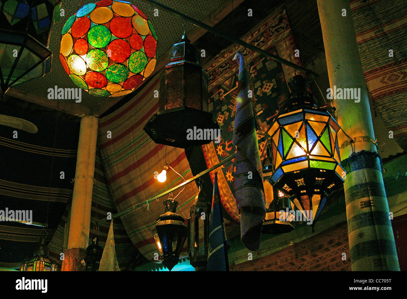 Decorate lanterne marocchine all'interno di un negozio. Taroudant Marocco Foto Stock