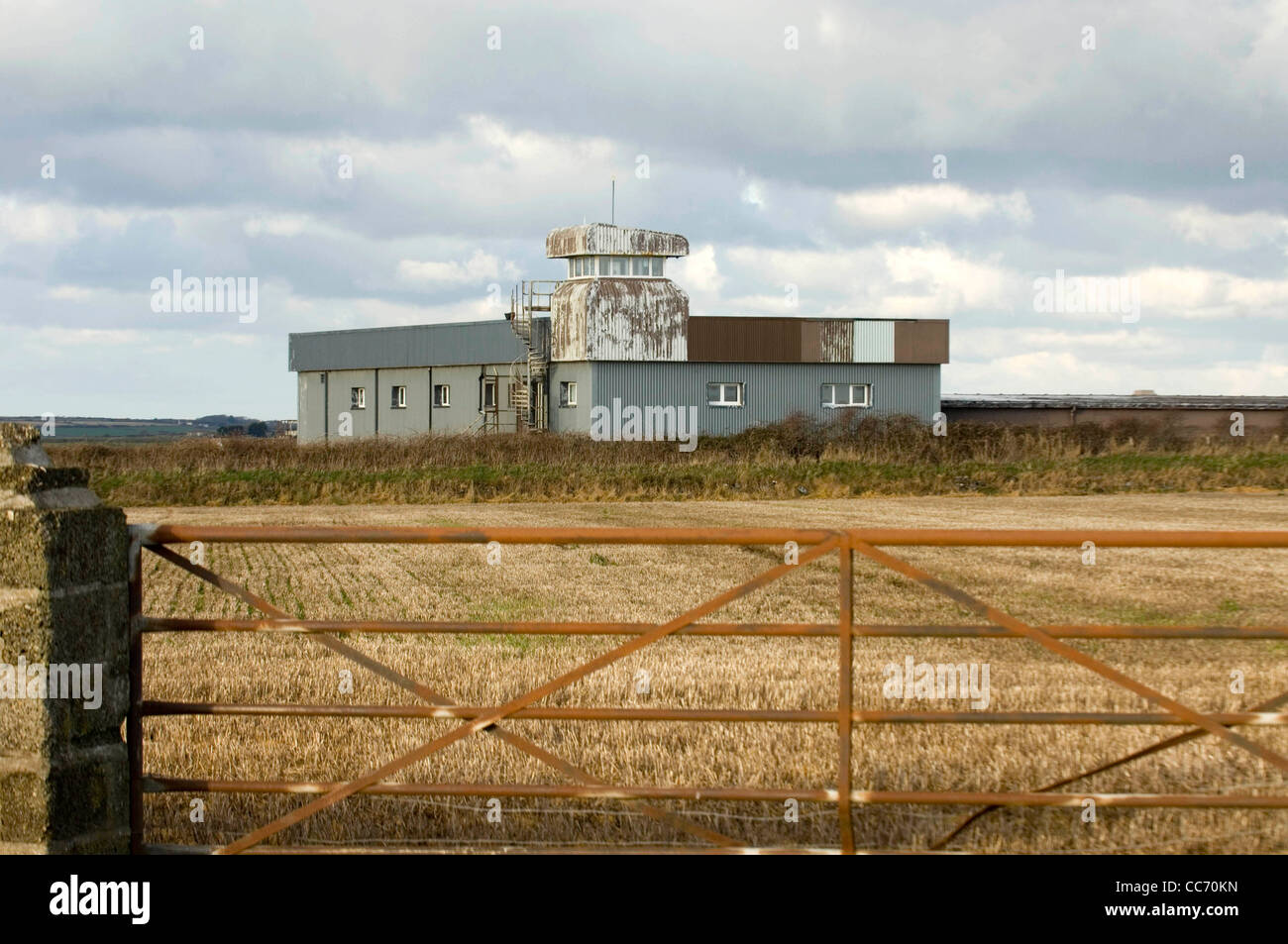 Il vecchio malandato torre di guardia della ex base militare americana a Brawdy, proprio lungo la strada da Haverfordwest, Regno Unito. Foto Stock