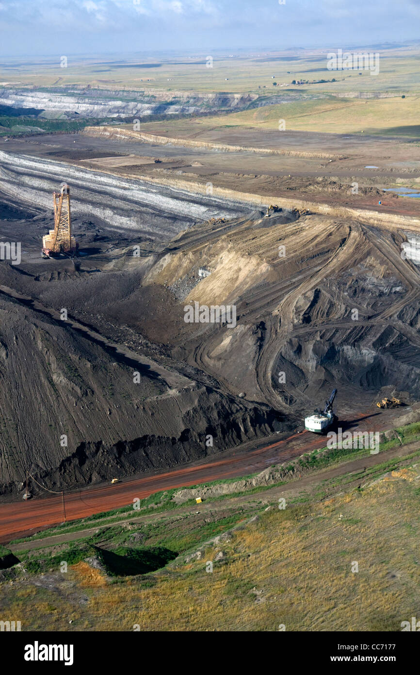 Vista aerea di un dragline utilizzato nel processo di carbone miniere di superficie in Campbell County, Wyoming negli Stati Uniti. Foto Stock