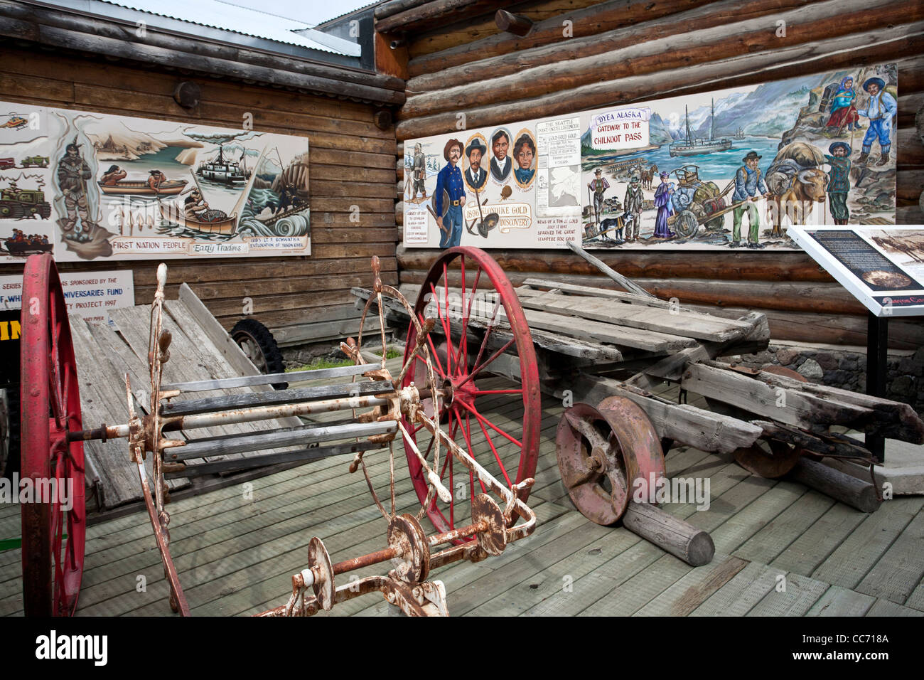 Vecchi carrelli e artefatti utilizzati dai primi pionieri. MacBride Museo di Storia di Yukon. Whitehorse. Canada Foto Stock